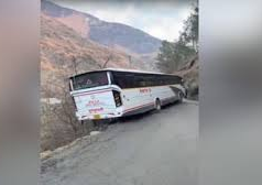 हिमाचल में बड़ा हादसा टला: अनियंत्रित बस सड़क किनारे नदी के ऊपर अटकी, पर्यटक बाल-बाल बचें