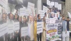 विधानसभा परिसर बना सियासी अखाड़ा, आमने-सामने दिखे सत्ता और विपक्ष… तख्तियों के साथ प्रदर्शन से बढ़ा तनाव, देखें