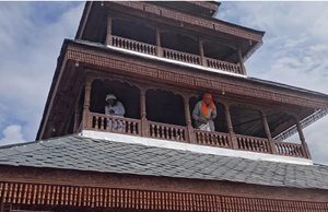 मंडी के इस मंदिर में अचानक होने लगी अखरोटों की बारिश! आशीर्वाद लेने उमड़ी भीड़, सदियों पुरानी है ये अनोखी परंपरा…